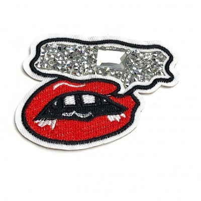 Patch bordado lábios vermelhos com dentes e pedras brilhantes