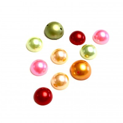 Contas redondas coloridas brilhantes sobre fundo branco