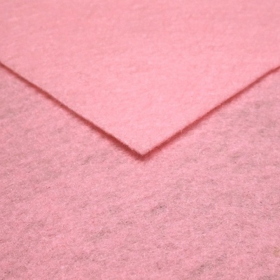 Duas folhas de feltro rosa sobrepostas com textura felpuda