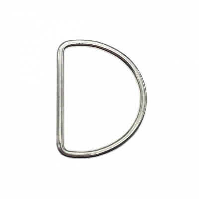 Argola metálica D prateada sobre fundo branco