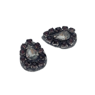 Brincos pequenos em forma de gota com pedras vermelhas e transparente.