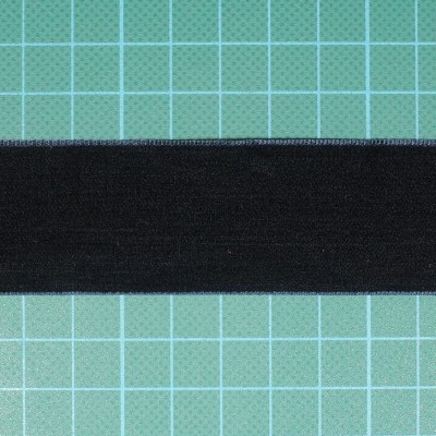 Faixa elástica preta sobre fundo quadriculado verde claro