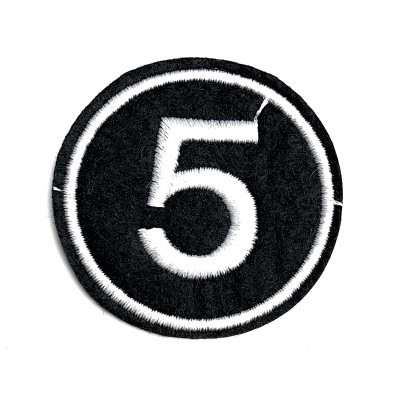 Emblema redondo preto com número 5 branco bordado