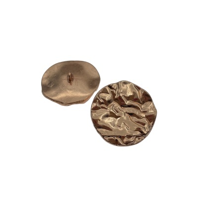 Dois botões metálicos dourados com textura enrugada