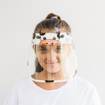 Máscara facial transparente com estampa de vaca usada por mulher