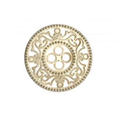 Botão redondo dourado com ornamentos em relevo e padrão vazado