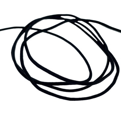 Cabo preto fino enrolado sobre fundo branco