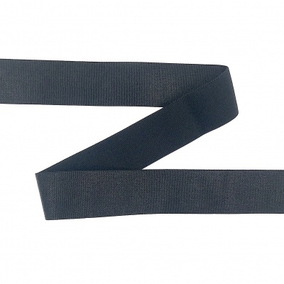 Fita preta de tecido sobre fundo branco