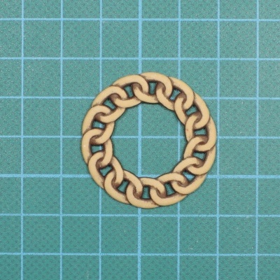 Pulseira castanha clara em padrão de corrente sobre superfície azul com grelha branca