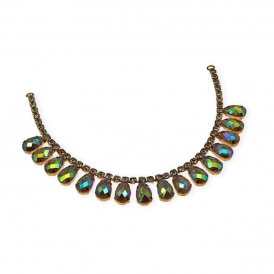 Colar dourado com pedras facetadas iridescentes em forma de gotas