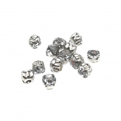 Pequenas pedras brilhantes prateadas com estrutura metálica