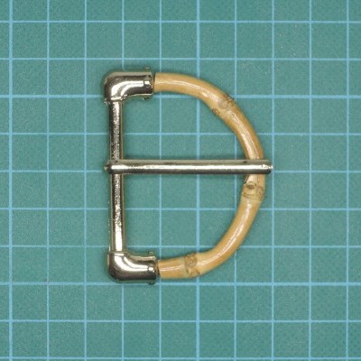 Fivela em forma de D com metal prateado e bambu em fundo verde grid