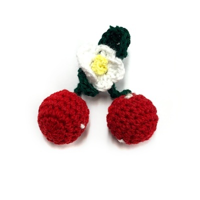 Broche de croché em forma de cerejas com flor e folhas