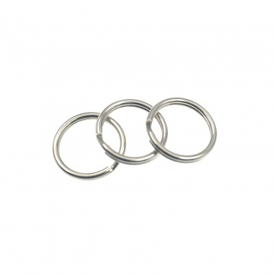 Três argolas metálicas prateadas sobre fundo branco