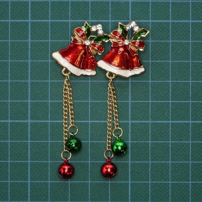 Brincos de Natal em forma de sino com correntes e bolinhas coloridas.