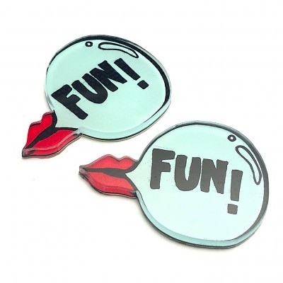 Dois broches em forma de balão de fala com a palavra FUN! e lábios vermelhos