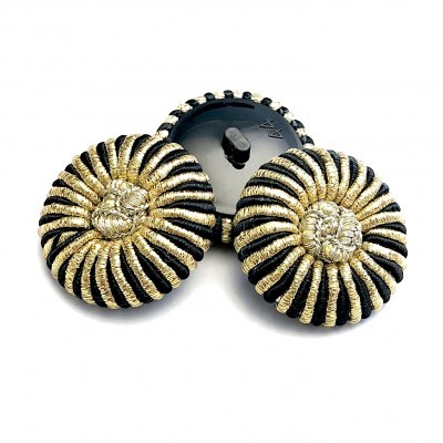 Três botões redondos dourados e pretos com textura trançada