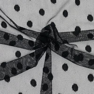 Tecido de rede preto com bolinhas pretas sobre fundo branco