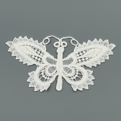 Aplique em renda branca com formato de borboleta