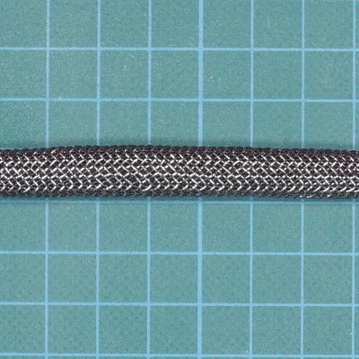 Cabo preto trançado sobre superfície verde com grelha branca