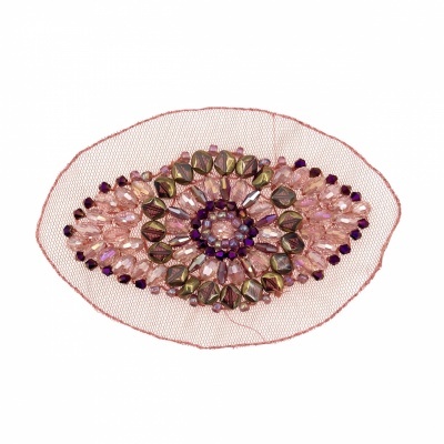 Broche em forma de olho com contas rosa, roxas e douradas em tecido de rede rosa claro