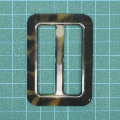 Fivela rectangular padrão tortoise shell sobre grelha azul quadriculada