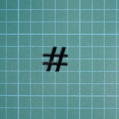 Símbolo cerquilha preto sobre superfície quadriculada azul esverdeada