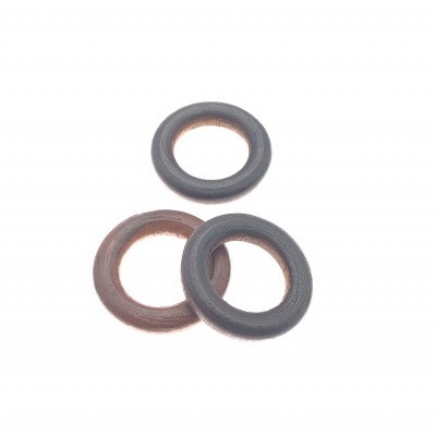 Três juntas de vedação circulares de cores preta e castanha sobre fundo branco.