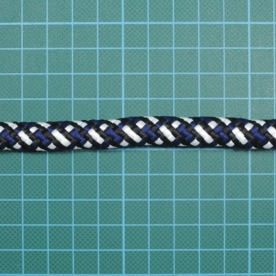 Cabo trançado azul, branco e cinza sobre fundo verde quadriculado