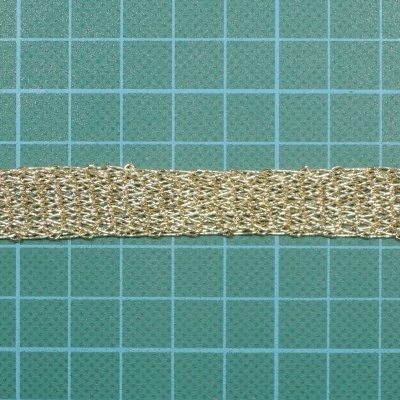 Fita decorativa dourada trançada sobre tapete de corte verde