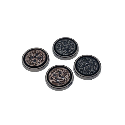 Conjunto de quatro botões redondos com desenhos gravados e borda metálica.