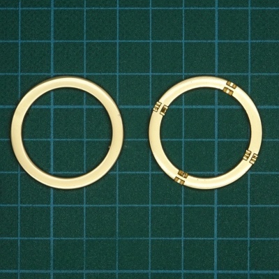 Dois anéis circulares bege claro sobre superfície quadrada azul