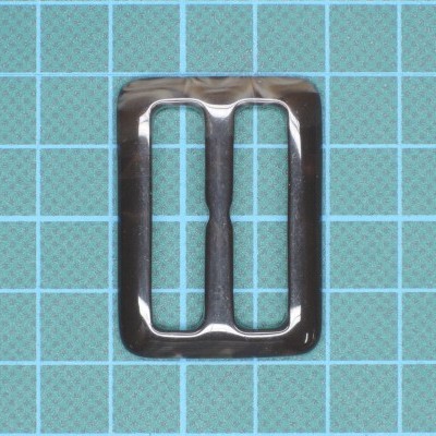 Fivela metálica preta retangular sobre fundo quadriculado azul