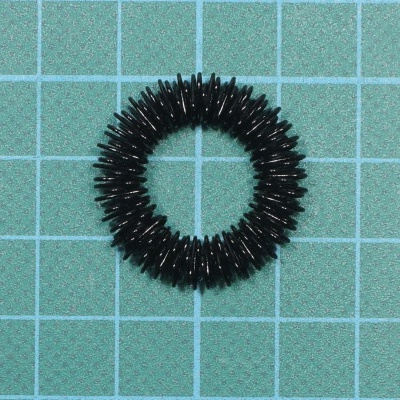 Elástico de cabelo preto texturizado sobre fundo quadriculado azul claro