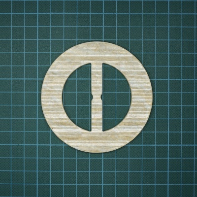 Fivela circular de cartão corrugado castanho claro sobre fundo quadriculado verde