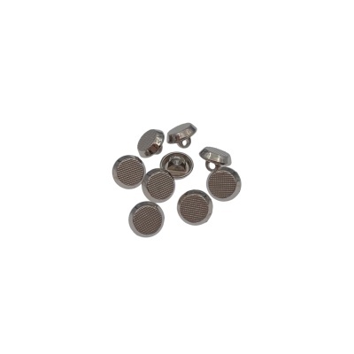 Botões de metal prateados com padrão texturado em fundo branco