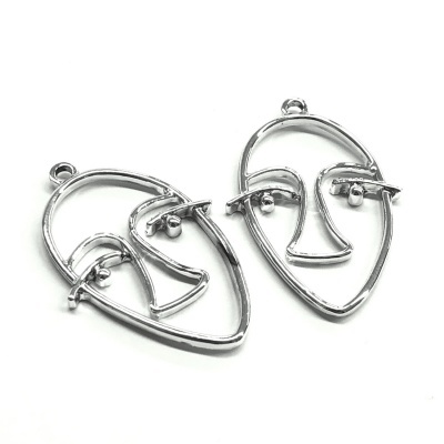 Brincos prateados formato rosto em fundo branco