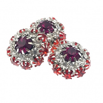 Botões redondos com pedras roxas e vermelhas e acabamento prateado