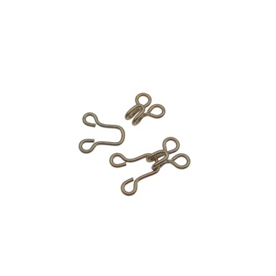 Três ganchos metálicos castanhos em fundo branco