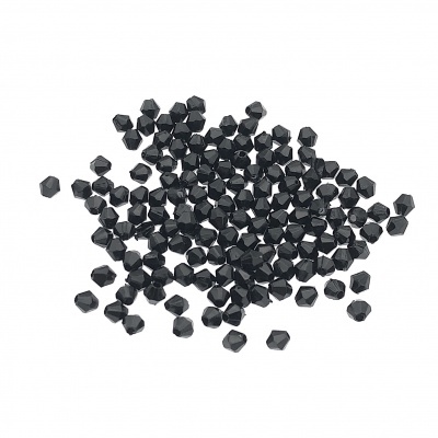 Contas facetadas de vidro pretas brilhantes sobre fundo branco