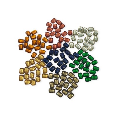 Pedras decorativas facetadas coloridas agrupadas