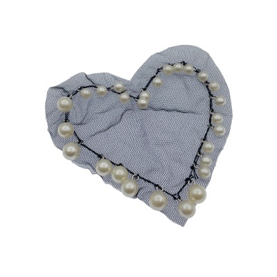Lenço de tecido azul claro em forma de coração com pérolas e corrente preta