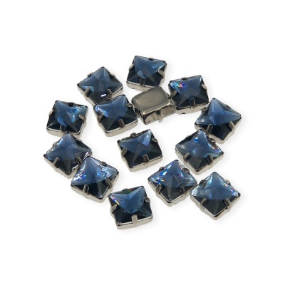 Tachas quadradas com pedra azul escura em moldura prateada