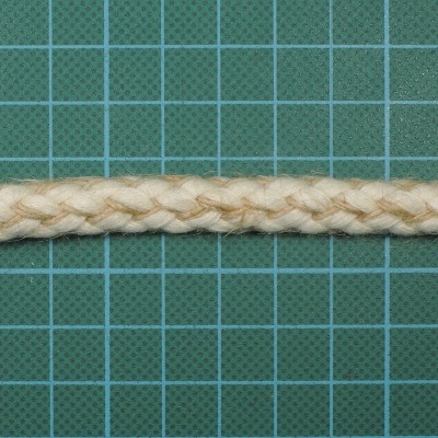 Cordão trançado natural sobre superfície verde quadriculada