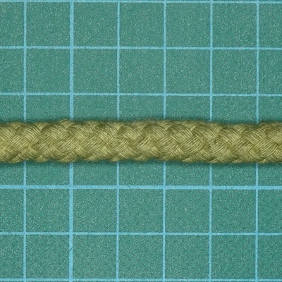Cordão trançado verde-oliva sobre superfície quadriculada verde
