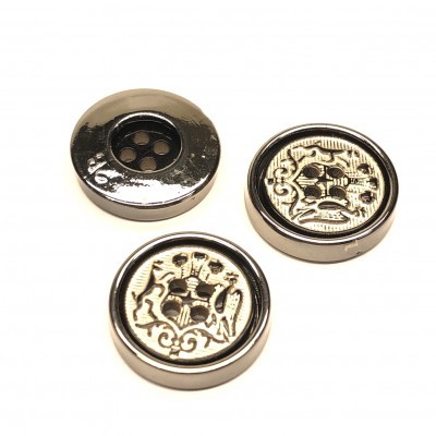 Três botões metálicos redondos com brasão e quatro furos