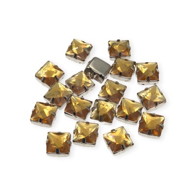 Pedras quadradas âmbar facetadas em bases metálicas prateadas sobre fundo branco