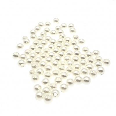 Pequenas esferas metálicas prateadas sobre fundo branco