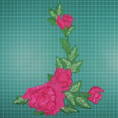 Aplicação de bordado floral cor-de-rosa com folhas verdes