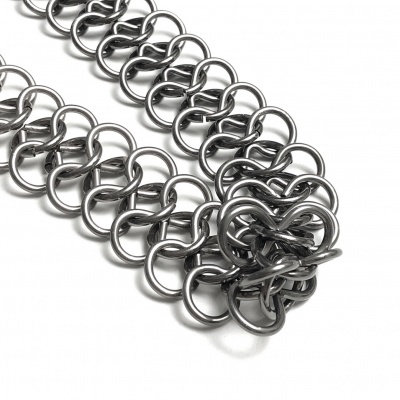 Conjunto de elos metálicos prateados entrelaçados sobre fundo branco